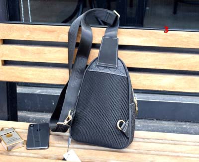 2025年早春新品入荷 グッチ   チェストバッグの男性 3工場