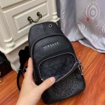 2025年早春新品入荷 ヴェルサーチ  チェストバッグの男性 3工場