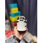 2025年1月30日新品入荷C NiKe SB DuNiKe Low x Undefeated  スニーカー/ランニングシューズ/カジュアルシューズ