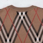 Burberry-バーバリーの丸首ニットジャカード柄のキャリーカットセーターです