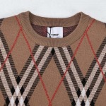 Burberry-バーバリーの丸首ニットジャカード柄のキャリーカットセーターです
