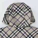 Burberry-バーバリー24ss新作チェック柄のウォーマーリバーシブルを着用します