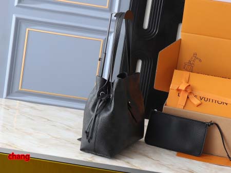 2025年3月16日 ルイヴィトン新品 M13180 MahinaBoundless—— HouseMahina 16.9 x 13.2 x 6.7