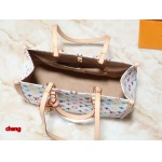 2025年3月16日 ルイヴィトン新品 M13079  x  OnTheGo   Monogram   LV x TM  35.0 x 27.0 x 14.0