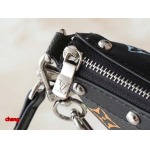 2025年3月16日 ルイヴィトン新品 M13663 M13404 M13440 M92649  Pochette Accessoires   Monogram  x 22.0 x 13.0 x 4.0