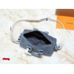 2025年3月16日 ルイヴィトン新品 M22762  Keepall Bandoulière 25  Monogram Washed Demin   Monogram    25.0 x 15.0 x 11.0 cm