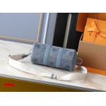 2025年3月16日 ルイヴィトン新品 M22762  Keepall Bandoulière 25  Monogram Washed Demin   Monogram    25.0 x 15.0 x 11.0 cm