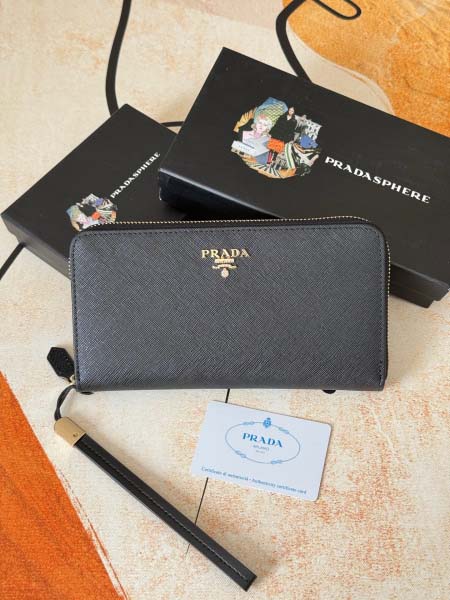 2025年3月17日新品財布PRADA blue  21cm...