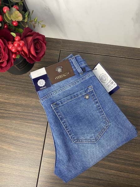 2025年3月21日春夏新作 VERSACEジーパン luo...