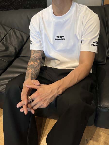 2025年4月19日入荷新作BALENCIAGA半袖Tシャツ 超厳選★誕生日プレゼント/結婚祝い/内祝い/贈り物/YI+YI工場S-XXL