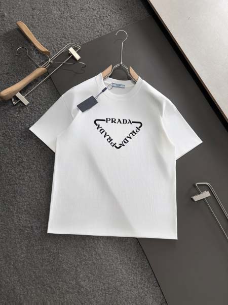 2025年4月19日入荷新作Prada半袖Tシャツ 超厳選★誕生日プレゼント/結婚祝い/内祝い/贈り物/YI+YI工場S-XXL