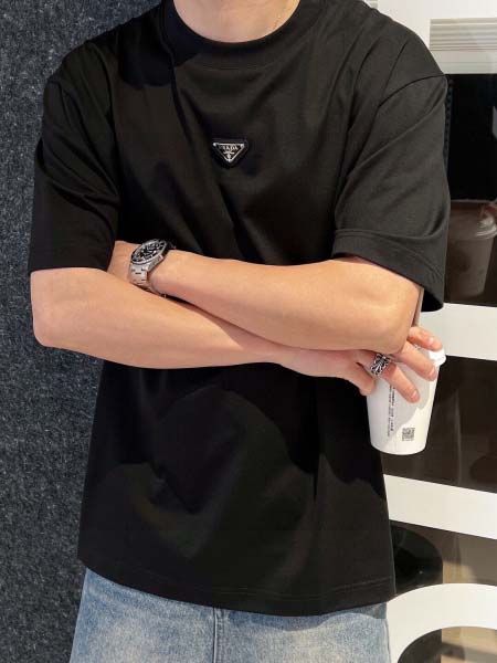 2025年4月19日入荷新作Prada半袖Tシャツ 超厳選★誕生日プレゼント/結婚祝い/内祝い/贈り物/YI+YI工場S-XXL