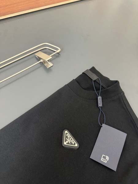 2025年4月19日入荷新作Prada半袖Tシャツ 超厳選★誕生日プレゼント/結婚祝い/内祝い/贈り物/YI+YI工場S-XXL