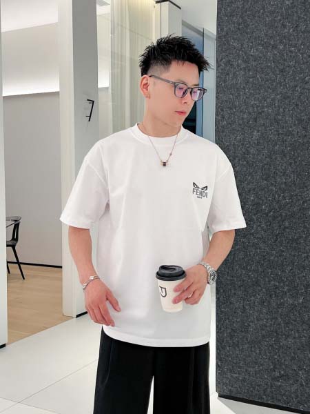 2025年4月19日入荷新作FENDI半袖Tシャツ 超厳選★誕生日プレゼント/結婚祝い/内祝い/贈り物/YI+YI工場S-XXL