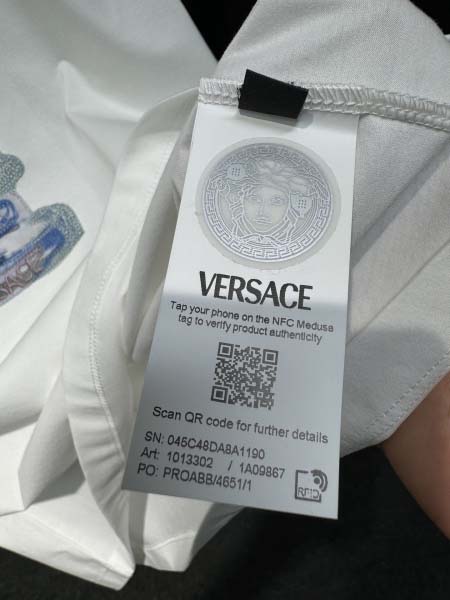 2025年4月25日入荷新作Versace半袖Tシャツ 原版复刻高級品香港の会社超厳選★入手困難/誕生日プレゼント/yinx工場
