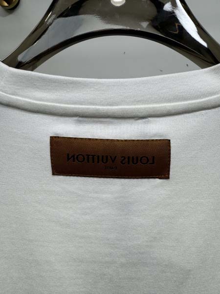 2025年4月25日入荷新作Louis Vuitton半袖Tシャツ 原版复刻高級品香港の会社超厳選★入手困難/誕生日プレゼント/yinx工場