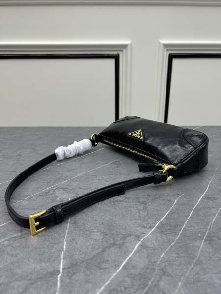 2025年4月27日入荷新作 新品わきの下バッグ1BH348 Re-Edition 2002ショルダーバッグSIZE:23.5xX10x底5cm  /XX工場