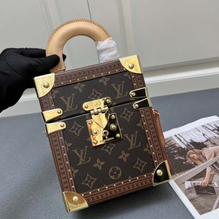 2025年4月29日入荷新作Louis VuittonM45673Camera Boxthe Camera Box（カメラケース） サイズ:17.5 x 21.5 x 10.5/XX工場