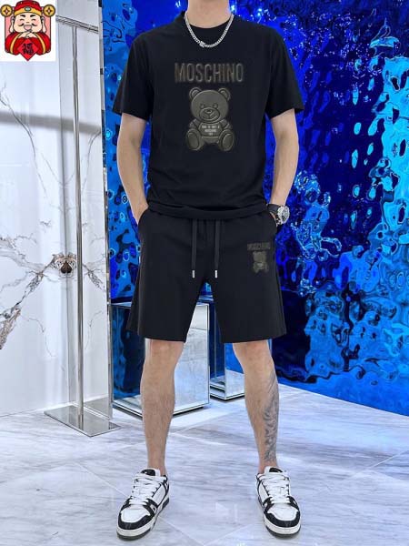 2025年4月2日入荷新作MOSCHINO夏メンズ 上下セッ...
