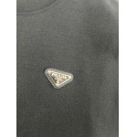 2025年4月19日入荷新作Prada半袖Tシャツ 超厳選★誕生日プレゼント/結婚祝い/内祝い/贈り物/YI+YI工場S-XXL