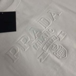2025年4月20日入荷新作Prada半袖Tシャツ 超厳選★誕生日プレゼント/結婚祝い/内祝い/贈り物/YI+YI工場S-XL