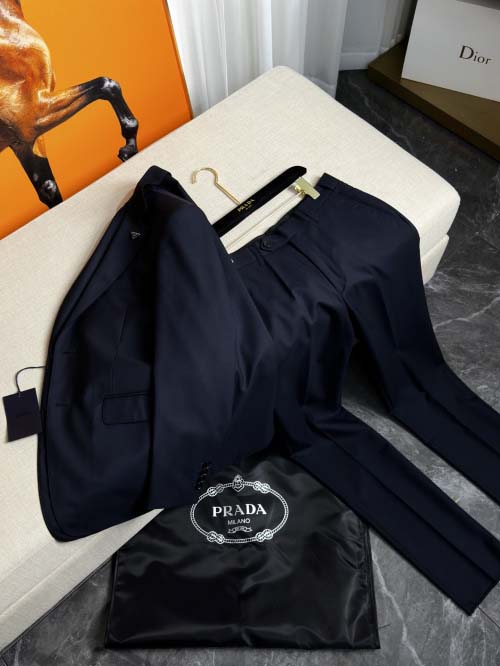 2025年4月23日入荷新作Pradaウールスーツのセット ...