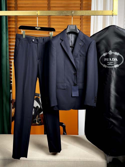 2025年4月23日入荷新作PRADAウールスーツのセット ...