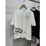 2025年4月26日入荷新作PRADA半袖Tシャツ 原版复刻高級品香港の会社超厳選★入手困難/誕生日プレゼント/yinx工場