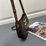 2025年4月27日入荷新作  CELINE 新品Tillyわきの下バッグ  牛革  6610SQ SIZE:23*13.5*4cm  /XX工場