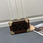 2025年4月29日入荷新作Louis VuittonM45673Camera Boxthe Camera Box（カメラケース） サイズ:17.5 x 21.5 x 10.5/XX工場