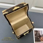 2025年4月29日入荷新作Louis VuittonM45673Camera Boxthe Camera Box（カメラケース） サイズ:17.5 x 21.5 x 10.5/XX工場