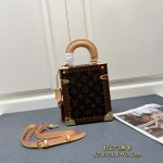 2025年4月29日入荷新作Louis VuittonM45673Camera Boxthe Camera Box（カメラケース） サイズ:17.5 x 21.5 x 10.5/XX工場