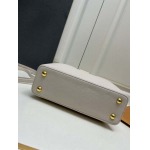 2025年4月29日入荷新作 中 Louis VuittonM24698Capucines BB Taurillon牛革26.5 x17.5 x9CM /XX工場