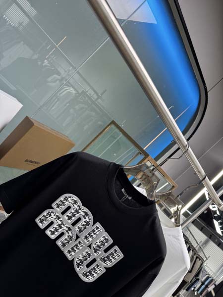 2025年5月20日入荷新作MiuMiu半袖Tシャツ 原版复刻高級品香港の会社超厳選★入手困難/誕生日プレゼント/yinx工場M-XXXL