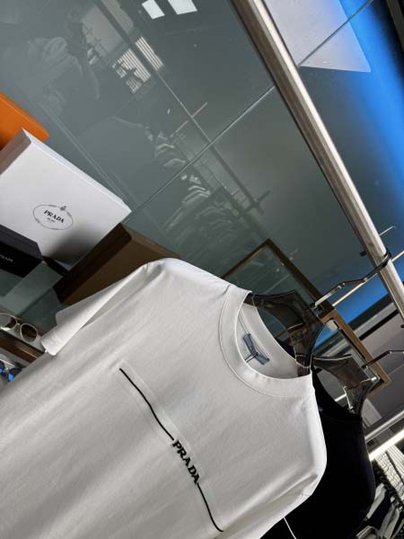 2025年5月22日入荷新作Prada半袖Tシャツ 原版复刻高級品香港の会社超厳選★入手困難/誕生日プレゼント/yinx工場