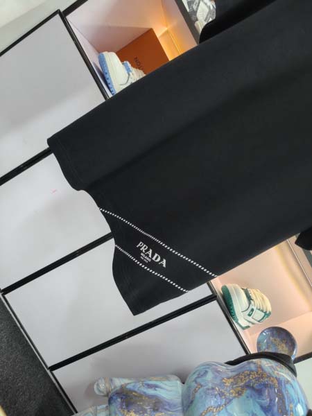 2025年5月22日入荷新作PRADA半袖Tシャツ 原版复刻高級品香港の会社超厳選★入手困難/誕生日プレゼント/yinx工場