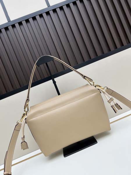 2025年5月28日入荷新作  Fendi  SIZE:26.5X18X8.5Cm  お安い/人気/本革 バッグ/XX工場