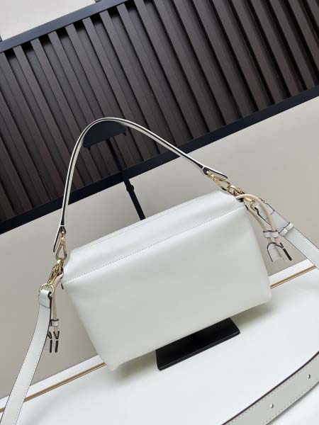 2025年5月28日入荷新作  Fendi  SIZE:26.5X18X8.5Cm  お安い/人気/本革 バッグ/XX工場