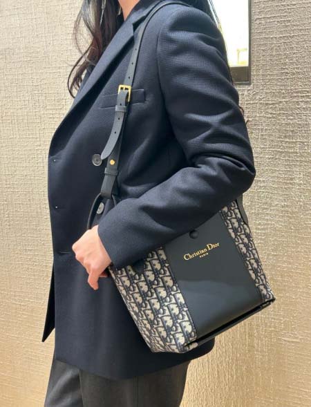 2025年5月29日入荷新作 Dior signature バケツバッグ  SIZE：21x19x11CMお安い/人気/革/バッグ/XX工場