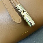 2025年5月28日入荷新作FURLA  斜め下げ バッグ/ハンドバッグ/ショルダーバッグ牛革/  SIZE:22X21X7.5CM  お安い/人気/本革 バッグ/XX工場