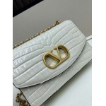 2025年5月28日入荷新作  VALENTINO新品  VLOGO SIGNATURE  -SIZE:24x16x8cm  お安い/人気/本革 バッグ/XX工場