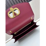 2025年5月28日入荷新作  VALENTINO新品  VLOGO SIGNATURE  -SIZE:24x16x8cm  お安い/人気/本革 バッグ/XX工場