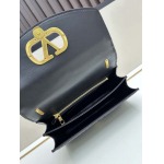 2025年5月28日入荷新作  VALENTINO新品  VLOGO SIGNATURE  -SIZE:24x16x8cm  お安い/人気/本革 バッグ/XX工場