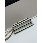 2025年5月28日入荷新作  VALENTINO 新品  VLOGO SIGNATURE  -SIZE:19x10x6cm  お安い/人気/本革 バッグ/XX工場