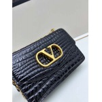 2025年5月28日入荷新作  VALENTINO新品  VLOGO SIGNATURE  -SIZE:19x10x6cm  お安い/人気/本革 バッグ/XX工場