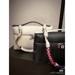 2025年5月28日入荷新作  Loro Piana Extra pocket SIZE:27*10*16cm。  お安い/人気/本革 バッグ/XX工場