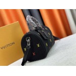 2025年5月28日入荷Louis Vuitton バッグM13966 M40391   Pharrell Williams   LV Blason Keepall Bandoulière 30x21x17cm 人気の新作/誕生日プレゼント