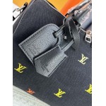 2025年5月28日入荷Louis Vuitton バッグM13966 M40391   Pharrell Williams   LV Blason Keepall Bandoulière 30x21x17cm 人気の新作/誕生日プレゼント