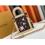 2025年5月28日入荷Louis Vuitton バッグ【Camera Box】村上隆） M14173 M10079 Camera Box  Monogram21.5 x 10.5 x 17.5 CM 人気の新作/誕生日プレゼント/ZC工