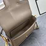 2025年5月29日入荷新作 VALENTINO GARAVANI ALLTIME SIZE：23.5 x18 x 8 CM お安い/人気/革/バッグ/XX工場